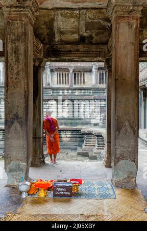 SIEM REAP - 11 juin : Un moine non identifiés se tient sous une voûte dans le complexe du temple principal d'Angkor Wat à Siem Reap, Cambodge le 11 juin, 2016 Banque D'Images