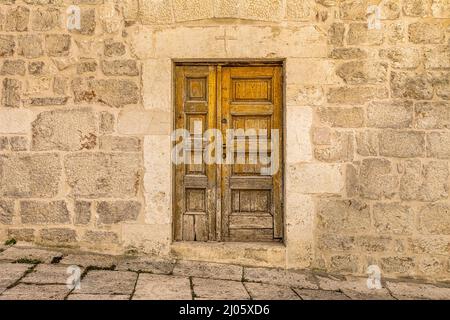 Ancienne porte en bois sur une rue de Sibenik. Ville historique sur la côte dalmate de la mer Adriatique en Croatie, en Europe. Banque D'Images