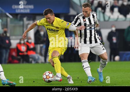 Turin, Italie. 16th mars 2022. Giovani Lo Celso de Villareal CF lutte pour le ballon contre Arthur de Juventus FC lors de l'UEFA Champions League 2021/22 Round of Sixteen second Leg match entre Juventus FC et Villareal CF au stade Allianz le 16 mars 2022 à Turin, Italie Credit: Independent photo Agency/Alay Live News Banque D'Images