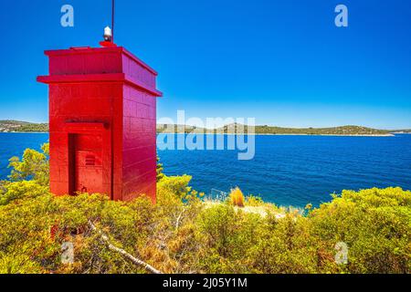 Côte Adriatique avec phare près du village de Rogoznica, une destination touristique populaire sur la côte dalmate de la mer Adriatique en Croatie, en Europe Banque D'Images