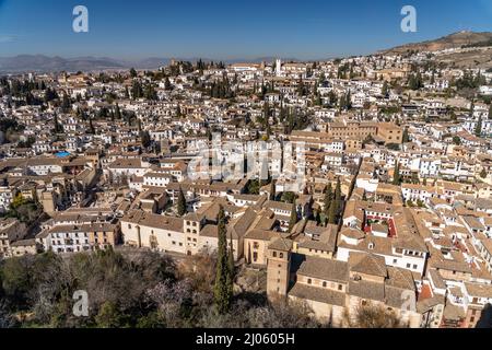 Blick von der Burganlage der Alhambra auf das ehemalige maurische Wohnviertel Albaicín à Grenade, Andalusien, Espagnol | vue du palais et f Banque D'Images