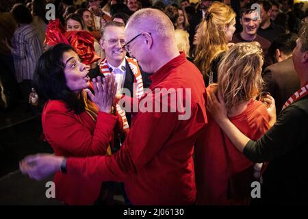 AMSTERDAM - Partijleden van PvdA volgen de uitslagen van de gemeenteraadsverkiezingen in de Kompaszaal. ANP RAMON VAN FLYMEN Banque D'Images