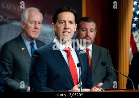 Washington, États-Unis. 16th mars 2022. Le sénateur américain Ben Sasse (R-ne) prend la parole lors d'une conférence de presse où les sénateurs républicains ont parlé de l'Ukraine. Crédit : SOPA Images Limited/Alamy Live News Banque D'Images