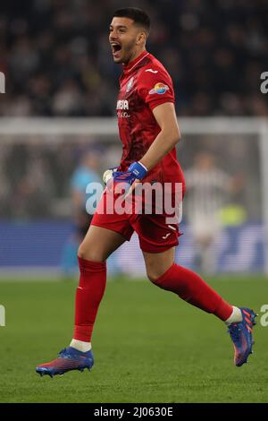 Turin, Italie, le 16th mars 2022. Geronimo Rulli de Villarreal CF fête après que le coéquipier Gerard Moreno ait reçu une deuxième demi-pénalité pour donner à la partie 1-0 de tête lors du match de la Ligue des champions de l'UEFA à l'Allianz Stadium de Turin. Le crédit photo devrait se lire: Jonathan Moscrop / Sportimage Banque D'Images