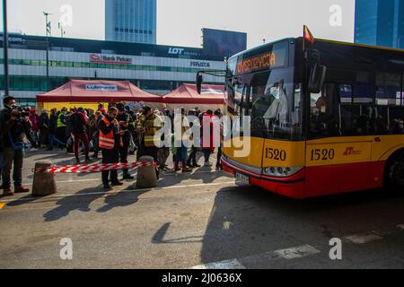 Varsovie, Pologne. 16th mars 2022. Un bus pour les réfugiés ukrainiens attend d'être chargé. Les citoyens ukrainiens fuient vers la Pologne pour échapper à la violence de l'invasion russe. Un arrêt pour beaucoup est la gare centrale de Varsovie. Crédit : SOPA Images Limited/Alamy Live News Banque D'Images