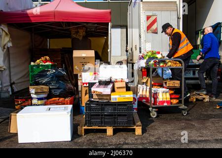 Varsovie, Pologne. 16th mars 2022. Nourriture déchargée pour nourrir les réfugiés ukrainiens les citoyens ukrainiens fuient vers la Pologne pour échapper à la violence de l'invasion russe. Un arrêt pour beaucoup est la gare centrale de Varsovie. Crédit : SOPA Images Limited/Alamy Live News Banque D'Images