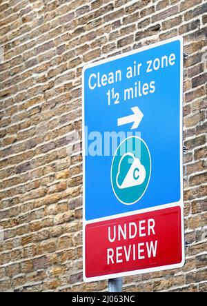 Un panneau Clean Air zone à New Mills, Derbyshire Banque D'Images