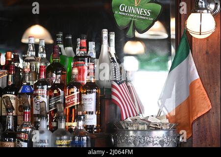 New York, États-Unis. 16th mars 2022. Un drapeau américain et irlandais est établi à côté de bouteilles de spiritueux alignées derrière le bar Landmark Tavern sur le côté ouest de Manhattan, New York, NY, le 16 mars 2022. Les pubs, tavernes et restaurants irlandais sont prêts à accueillir de nouveau les clients pour la journée de Saint-Patrick alors que les mandats de masque et de vaccin ont été levés ; New York City célèbre la culture irlandaise avec un retour à la parade en personne le 17 mars le long de 5h Avenue. (Photo par Anthony Behar/Sipa USA) crédit: SIPA USA/Alay Live News Banque D'Images