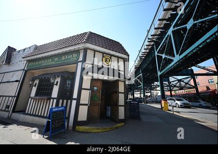 New York, États-Unis. 16th mars 2022. Vue extérieure le restaurant familial irlandais Donavan's Pub se prépare aux célébrations de la Saint-Patrick, dans le quartier de Queens à New York, NY, le 16 mars 2022. Les pubs, tavernes et restaurants irlandais sont prêts à accueillir de nouveau les clients pour la journée de Saint-Patrick alors que les mandats de masque et de vaccin ont été levés ; New York City célèbre la culture irlandaise avec un retour à la parade en personne le 17 mars le long de 5h Avenue. (Photo par Anthony Behar/Sipa USA) crédit: SIPA USA/Alay Live News Banque D'Images