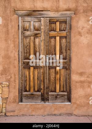 Une vieille porte en bois abîmé a été trouvée à Taos, Nouveau-Mexique. Banque D'Images