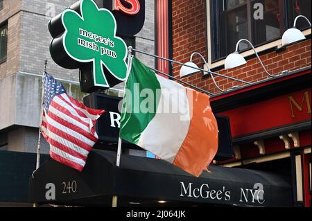 New York, États-Unis. 16th mars 2022. Le drapeau américain et irlandais flotte en un clin d'œil tandis que le McGee's Irish Pub se prépare à accueillir de nouveau ses clients pour célébrer la Saint-Patrick, New York, NY, le 16 mars 2022. Les pubs, tavernes et restaurants irlandais sont prêts à accueillir de nouveau les clients pour la journée de Saint-Patrick alors que les mandats de masque et de vaccin ont été levés ; New York City célèbre la culture irlandaise avec un retour à la parade en personne le 17 mars le long de 5h Avenue. (Photo par Anthony Behar/Sipa USA) crédit: SIPA USA/Alay Live News Banque D'Images