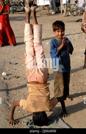 Amelli, Gujarat, Inde - 30 septembre 2009 : jeunes garçons en milieu rural artistes de rue effectuant des cascades Banque D'Images