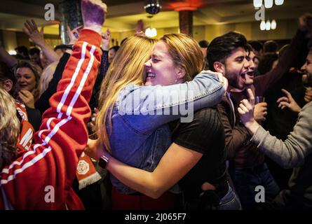 AMSTERDAM - Partijleden van PvdA volgen de uitslagen van de gemeenteraadsverkiezingen in de Kompaszaal. ANP RAMON VAN FLYMEN Banque D'Images