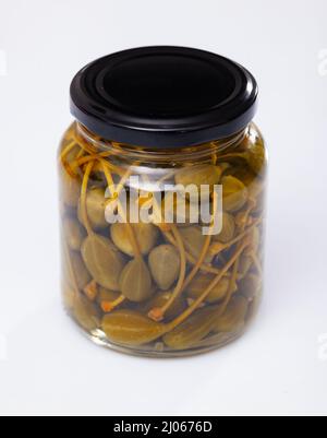 Hors-d'œuvre végétarien de câpres en conserve dans un pot en verre Banque D'Images