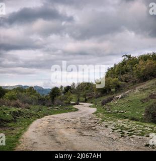 Paysages tortueux de la route rurale en Sicile sous ciel couvert Banque D'Images