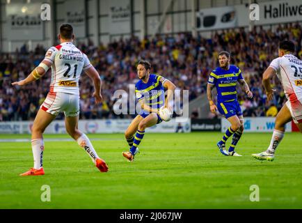 Warrington 16 juillet 2015 : Warrington Wolves a accueilli St Helens au stade Halliwell Jones. La balle est passée le long de la ligne comme attaque de Warrington Banque D'Images