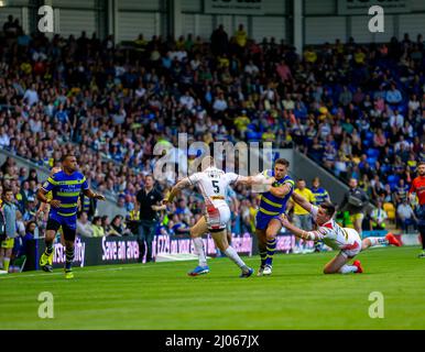 Warrington 16 juillet 2015 : Warrington Wolves a accueilli St Helens au stade Halliwell Jones. Deux joueurs de St Helens font un jeu Banque D'Images