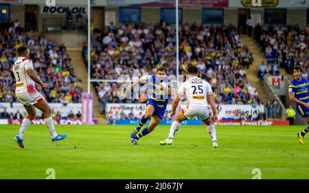 Warrington 16 juillet 2015 : Warrington Wolves a accueilli St Helens au stade Halliwell Jones. Anthony England court à l'opposition avec le ballon Banque D'Images