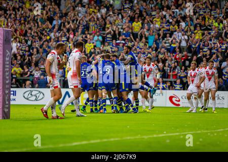 Warrington 16 juillet 2015 : Warrington Wolves a accueilli St Helens au stade Halliwell Jones. Les joueurs de loups fêtent un essai Banque D'Images