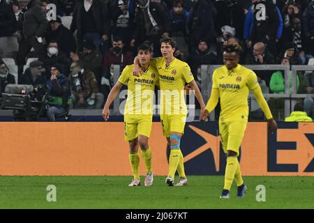 Turin, Italie. 16th mars 2022. Pau Torres, de Villareal CF, fête ses buts avec Gérard Moreno, de Villareal CF, lors de la Ligue des champions de l'UEFA 2021/22 Round of Sixteen second Leg match entre Juventus FC et Villareal CF au stade Allianz le 16 mars 2022 à Turin, Italie crédit : Live Media Publishing Group/Alamy Live News Banque D'Images