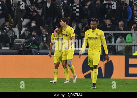 Turin, Italie. 16th mars 2022. Pau Torres, de Villareal CF, célèbre après avoir réalisé un but avec Gerard Moreno, de Villareal CF, lors de la Ligue des champions de l'UEFA 2021/22 Round of Sixteen second Leg match entre Juventus FC et Villareal CF, au stade Allianz, le 16 mars 2022 à Turin, Italie Credit: Independent photo Agency/Alay Live News Banque D'Images