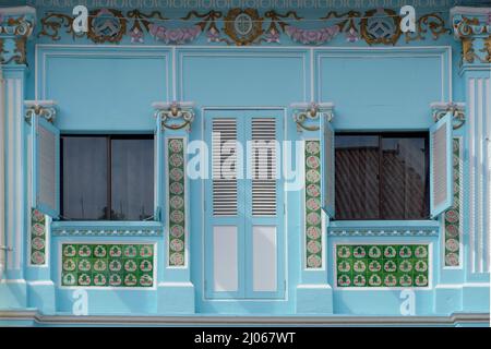 Extérieur du magasin Peranakan chinois avec persiennes en bois, motifs rococo, mosaïques florales avec des symboles Taiji et Fortune chinois stylisé Banque D'Images