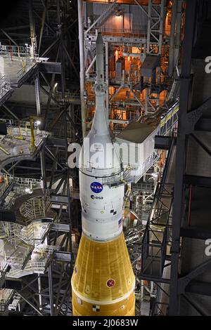 Kennedy Space Center, Floride, États-Unis. 16th mars 2022. La première fusée SLS (Space Launch System) de la NASA et l'engin spatial Orion se trouvent sur la plate-forme de lancement mobile à l'intérieur du bâtiment d'assemblage de véhicules alors que les préparatifs continuent de faire rouler le véhicule de 320 pieds jusqu'au complexe de lancement 39B le mercredi 16 mars 2022. SLS est le booster le plus puissant jamais construit et sera utilisé pour lancer les humains de retour à la lune et au-delà. Photo de Joe Marino/UPI crédit: UPI/Alay Live News crédit: UPI/Alay Live News Banque D'Images