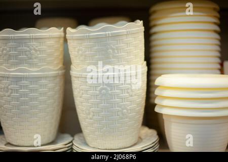 Pots pour plantes. Les pots de jardin sont empilés sur le comptoir. Détails du magasin vendant des plantes d'intérieur. Articles pour l'intérieur. Banque D'Images