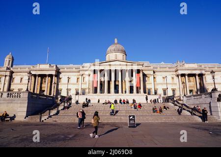 Photo du dossier datée du 17/01/22 de personnes assises devant la National Gallery de Londres, comme les musées et les galeries à travers l'Angleterre sont encouragés à demander une part de £4 millions de nouveaux fonds annoncés par le Département pour le numérique, la culture, les médias et le sport (DCMS). Banque D'Images