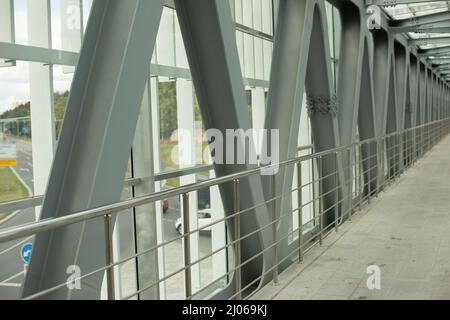 Architecture industrielle moderne. Pont de poutres en acier. Passerelle en acier gris. Banque D'Images