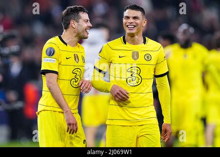 Lille, France. 16th mars 2022. LILLE, FRANCE - 16 MARS : Cesar Azpilicueta du FC Chelsea et Thiago Silva du FC Chelsea fêtent leur victoire lors de la manche de la Ligue des Champions de l'UEFA du match des seize pieds deux entre l'OSC de Lille et le FC Chelsea au Stade Pierre Mauroy le 16 mars 2022 à Lille, France (photo de Geert van Erven/Orange Pictures) crédit : Orange pics BV/Alay Live News Banque D'Images