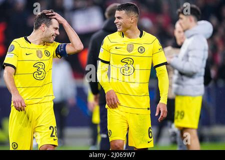 Lille, France. 16th mars 2022. LILLE, FRANCE - 16 MARS : Cesar Azpilicueta du FC Chelsea et Thiago Silva du FC Chelsea fêtent leur victoire lors de la manche de la Ligue des Champions de l'UEFA du match des seize pieds deux entre l'OSC de Lille et le FC Chelsea au Stade Pierre Mauroy le 16 mars 2022 à Lille, France (photo de Geert van Erven/Orange Pictures) crédit : Orange pics BV/Alay Live News Banque D'Images