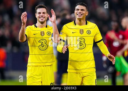 Lille, France. 16th mars 2022. LILLE, FRANCE - 16 MARS : Cesar Azpilicueta du FC Chelsea et Thiago Silva du FC Chelsea fêtent leur victoire lors de la manche de la Ligue des Champions de l'UEFA du match des seize pieds deux entre l'OSC de Lille et le FC Chelsea au Stade Pierre Mauroy le 16 mars 2022 à Lille, France (photo de Geert van Erven/Orange Pictures) crédit : Orange pics BV/Alay Live News Banque D'Images