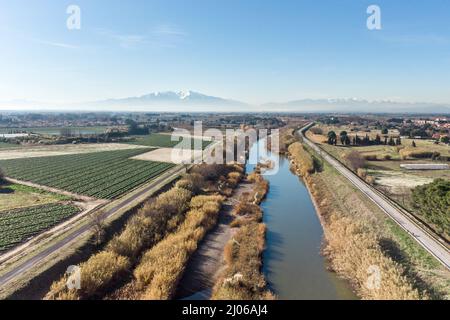 Panorama aérien de la voie verte de l'agly et du Canigou Banque D'Images