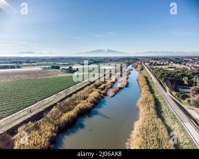 Panorama aérien de la voie verte de l'agly et du Canigou Banque D'Images