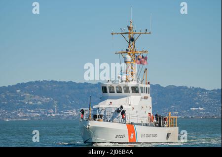 Le Cutter de la Garde côtière des États-Unis, Sockeye, tel qu'il a été montré, volant d'un enseigne nationale commémorative de 9/11 dans la baie San Francsico, le 10 mars 2022. Le drapeau est transféré à de multiples actifs dans tout le pays en commémoration des événements qui ont eu lieu le 11 septembre 2001. (É.-U. Photo de la Garde côtière par Petty Officer 3rd classe Hunter Schnabel) Banque D'Images