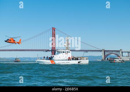Plusieurs équipes de la Garde côtière américaine de la région de la baie se sont réunies avec l'équipage du garde-côte Sockeye pour exposer un drapeau commémoratif de 9/11 dans une séance photo près du pont du Golden Gate à San Francisco, le 10 mars 2022. L'enseigne nationale sur le rouge de Cutter est le drapeau commémoratif de 9/11. (É.-U. Photo de la Garde côtière par Petty Officer 3rd classe Hunter Schnabel) Banque D'Images