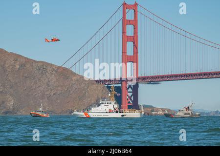 Plusieurs équipes de la Garde côtière américaine de la région de la baie se sont réunies avec l'équipage du garde-côte Sockeye pour exposer un drapeau commémoratif de 9/11 dans une séance photo près du pont du Golden Gate à San Francisco, le 10 mars 2022. L'enseigne nationale sur le rouge de Cutter est le drapeau commémoratif de 9/11. (É.-U. Photo de la Garde côtière par Petty Officer 3rd classe Hunter Schnabel) Banque D'Images