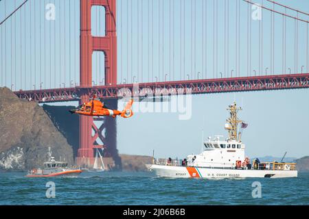 Plusieurs équipes de la Garde côtière américaine de la région de la baie se sont réunies avec l'équipage du garde-côte Sockeye pour exposer un drapeau commémoratif de 9/11 dans une séance photo près du pont du Golden Gate à San Francisco, le 10 mars 2022. L'enseigne nationale sur le rouge de Cutter est le drapeau commémoratif de 9/11. (É.-U. Photo de la Garde côtière par Petty Officer 3rd classe Hunter Schnabel) Banque D'Images