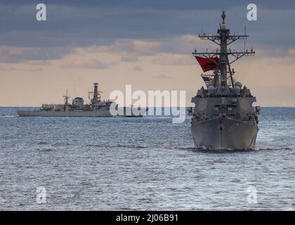 OCÉAN ATLANTIQUE (15 mars 2022) – la frégate de la Royal Navy britannique HMS Portland (F79), à gauche, se forme derrière le destroyer de missiles guidés de classe Arleigh Burke USS Paul Ignatius (DDG 117) et le destroyer de missiles guidés de classe Arleigh Burke USS porter (DDG 78), mars 15. Le USS porter, déployé à Rota, en Espagne, participe actuellement à l'exercice de la Force opérationnelle dans la zone d'opérations de la flotte américaine 2nd. Le TTEX sert d'exercice de certification pour le déploiement indépendant des navires et est conçu pour tester la préparation et le rendement de la mission dans les opérations intégrées. (É.-U. Bleu marine photo par masse Banque D'Images