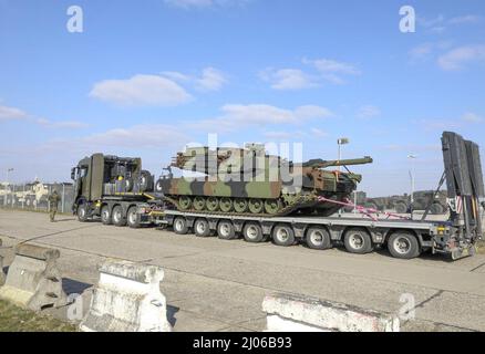 Un système de transport d'équipement lourd (HETS) de Bundeswehr, porteur d'un American M1 Abrams, est mis en scène pour un mouvement ultérieur à la caserne Coleman, en Allemagne, le 7 mars 2022. La Bundeswehr travaille côte à côte avec des partenaires américains pour soutenir le programme de stocks prépositionnés de l'armée, aider à assurer nos alliés et à prévenir l'agression russe. (É.-U. Photo de l'armée par le sergent d'état-major. Jesse Pilgrim) Banque D'Images