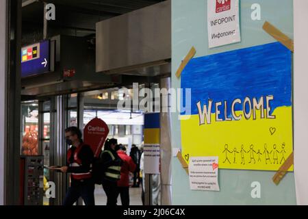 Munich, Allemagne. 16th mars 2022. Un panneau de bienvenue fait à la main est exposé pour les réfugiés ukrainiens arrivant à Munich le 16 mars 2022. La gare Hauptbahnhof de Munich est le premier arrêt pour les réfugiés ukrainiens arrivant dans la ville. (Photo par Alexander Pohl/Sipa USA) crédit: SIPA USA/Alay Live News Banque D'Images