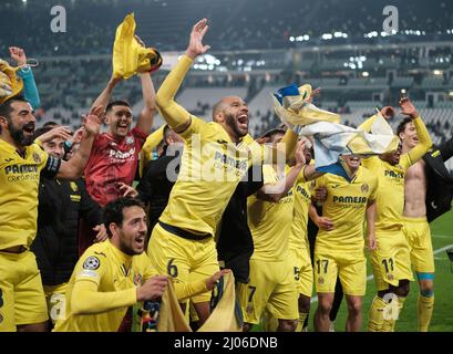 Turin, Italie. 16th mars 2022. Les joueurs de Villarreal célèbrent la victoire après le match de 16 secondes de la Ligue des champions de l'UEFA entre le FC Juventus et Villarreal à Turin, en Italie, le 16 mars 2022. Credit: Federico Tardito/Xinhua/Alamy Live News Banque D'Images