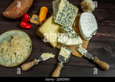 Le fromage bleu est une classification générale des fromages de lait de vache, de mouton et de chèvre qui ont des cultures de Penicillium ajoutées au produit final dans leur p Banque D'Images