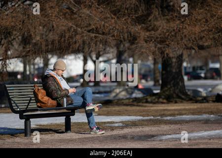 Helsinki, Finlande. 16th mars 2022. Un homme profite du soleil à Kaivopuisto, Helsinki, Finlande, le 16 mars 2022. Credit: Matti Matikainen/Xinhua/Alamy Live News Banque D'Images