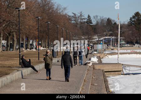 Helsinki, Finlande. 16th mars 2022. Les gens profitent du soleil à Kaivopuisto, Helsinki, Finlande, le 16 mars 2022. Credit: Matti Matikainen/Xinhua/Alamy Live News Banque D'Images