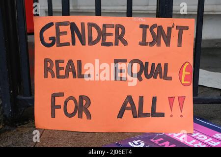 Londres, Royaume-Uni. L'inégalité des sexes affiche de protestation lors d'une grève à propos de la réduction des paiements de pension. Banque D'Images
