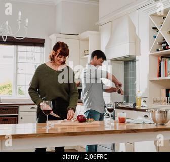 Rien n'a le meilleur goût qu'un repas fait avec amour. Plan court d'un couple cuisant ensemble dans la cuisine à la maison. Banque D'Images