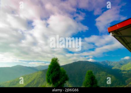 Image floue de la belle vue panoramique de Rinchenpong, Sikkim. Ciel nuageux au-dessus des montagnes de l'Himalaya. Banque D'Images