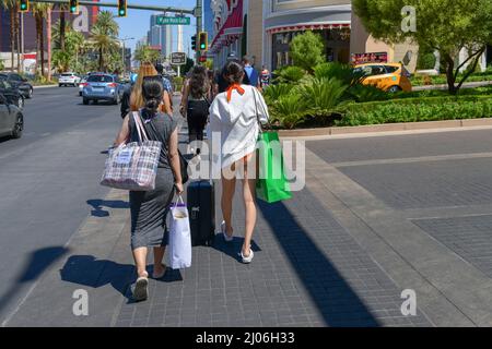 Nevada USA 5 septembre 2021 Un groupe de touristes traverse Las Vegas Boulevard entre les hôtels Mirage et le Venetian Resort. Banque D'Images